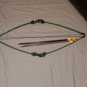Two training bows with 4 arrows included